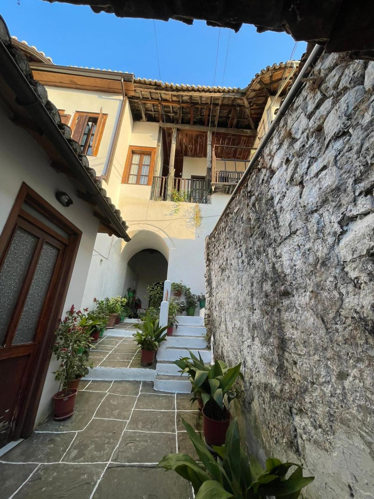 Maro'S Guesthouse Μπεράτ Εξωτερικό φωτογραφία